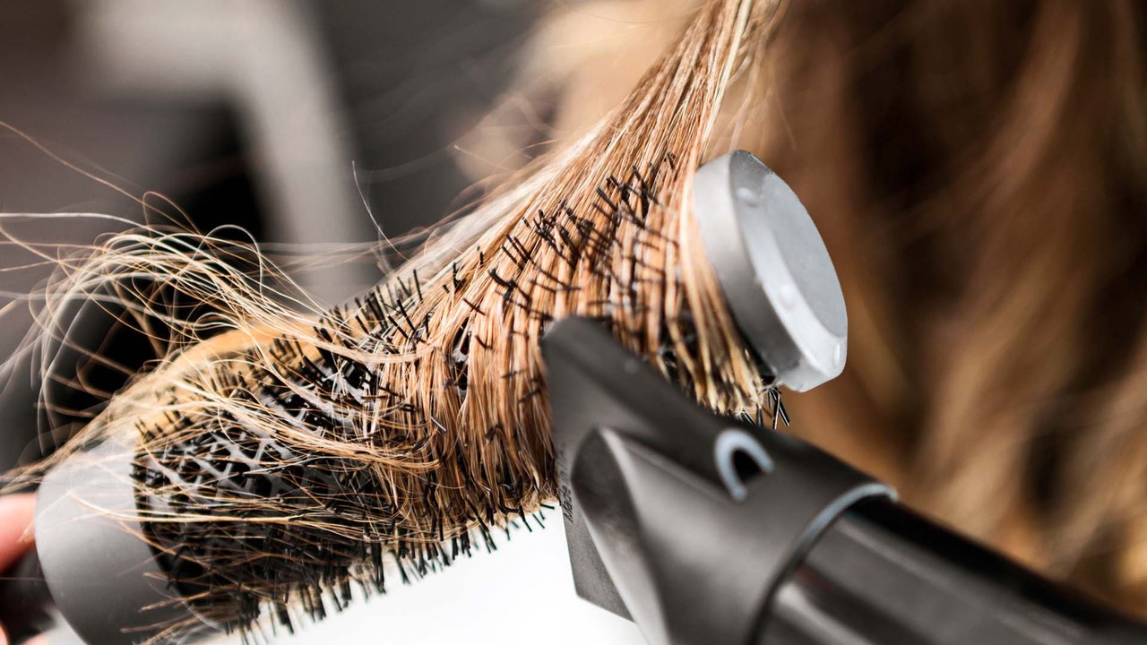 Haare richtig föhnen: Diesen Fehler würde ein Friseur niemals machen