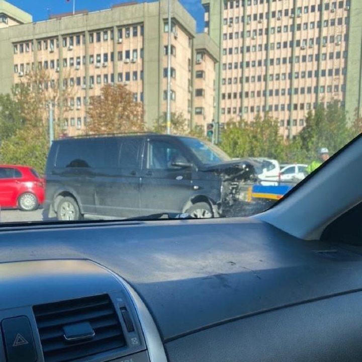 HDP'Lİ VEKİLLERİN BULUNDUĞU MİNİBÜS İLE TAKSİ ÇARPIŞTI: 1 ÖLÜ, 3 YARALI