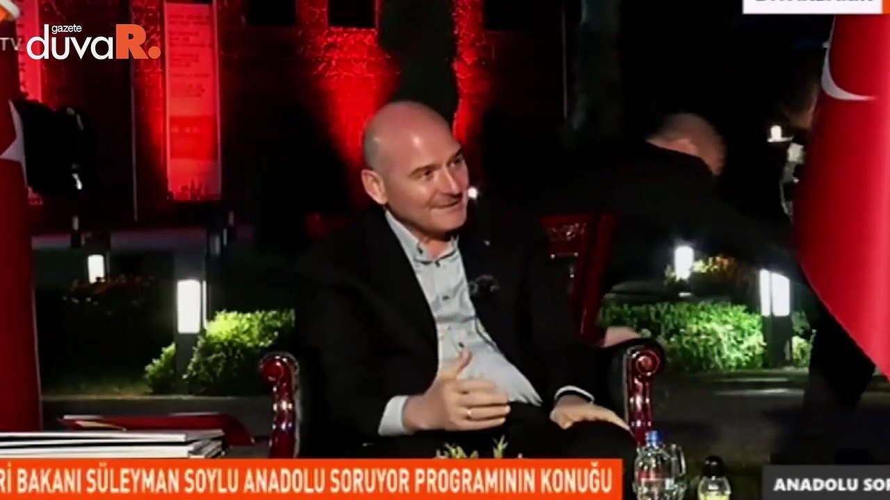 Bakan Soylu'nun üstüne canlı yayında bayrak düştü