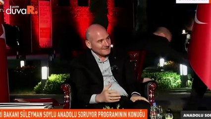 Bakan Soylu'nun üstüne canlı yayında bayrak düştü