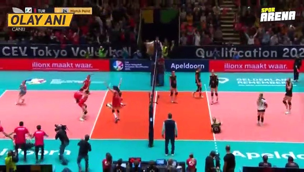 Voleybol maçını anlatan kadın spiker Başak Koç: Türkiye bu sesi sahiplendi