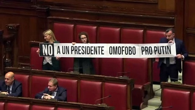 Camera, Zan e Scarpa alzano striscione contro Fontana: No a un presidente omofobo pro Putin