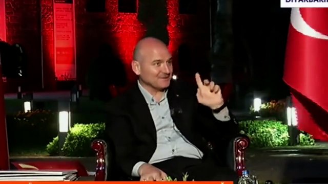 Bakan Soylu canlı yayında rüzgarın azizliğine uğradı