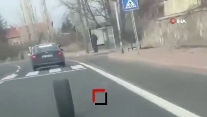 Araçların arasında seyreden başıboş lastik