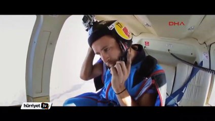 1.500 metreden atlayarak iki kişinin tuttuğu bayrağın içinden geçti