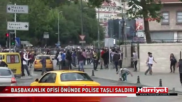 BAŞBAKANLIK OFİSİ ÖNÜNDE POLİSE TAŞLI SALDIRI! TAKSİM GEZİ PARKI PROTESTOSU