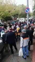 Sinir krizi geçirdiği söylenen vatandaş ambulansa böyle bindirildi