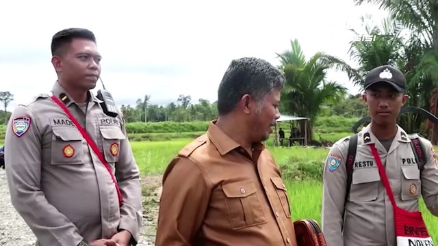 Bentuk Sinergitas, Personel Ops Damai Cartenz Di Yahukimo Bersama Warga, Kompak Lakukan Penyemprotan Padi