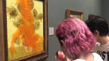 Activistas climáticas tiran sopa de tomate sobre el cuadro los girasoles de Van Gogh