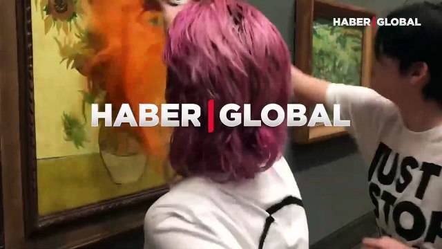 İklim aktivistleri Van Gogh'un Ayçiçekleri tablosuna salça döktü