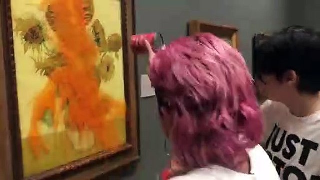 Dos activistas arrojan botes de sopa a 'Los girasoles' de Van Gogh