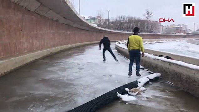 Buz tutan Çoruh Nehri'nde paten yaptılar