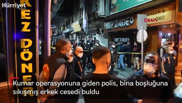 Kumar operasyonuna giden polis, bina boşluğuna sıkışmış erkek cesedi buldu