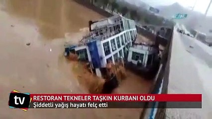 Çin'deki şiddetli yağış restoran tekneleri batırdı