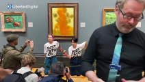 Dos energúmenos ecologistas arrojan botes de salsa de tomate a Los girasoles de Van Gogh