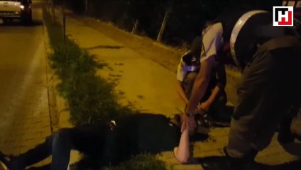 Alkollü şahıslar, patlayan lastiği değiştirirken yolda sızıp kaldı