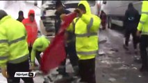 Yere düşen Türk bayrağına temizlik işçisi sahip çıktı