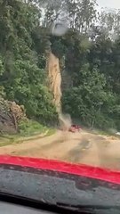 Chuva forma cachoeira impressionante em serra de SC e interdita o trânsito