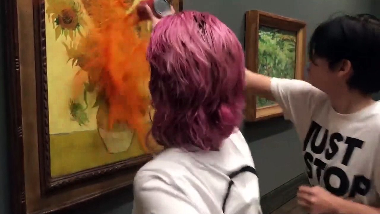İklim aktivistleri Van Gogh'un tablosuna çorba döküp kendini duvara yapıştırdı