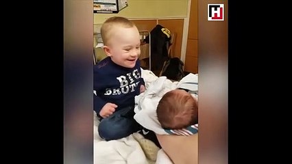 Down sendromlu çocuğun, yeni doğan kardeşiyle ilk buluşması!
