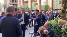 Salvini saluta Bossi, poi gli 'presenta' il nuovo presidente della Camera - Video
