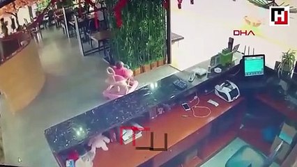 Yürüteçteki bebek yürüyen merdivenden aşağı yuvarlandı, son anda kurtarıldı