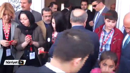 Gülben Ergen açılış sırasında baygınlık geçirdi