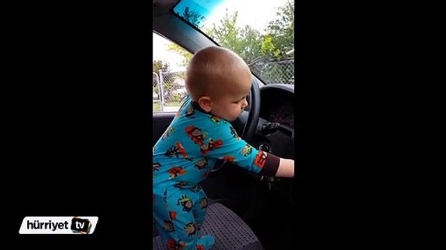 Yerinde duramayan dansçı bebek