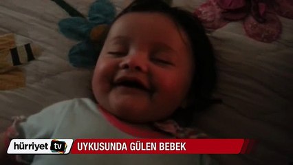 Uykusunda gülen bebek