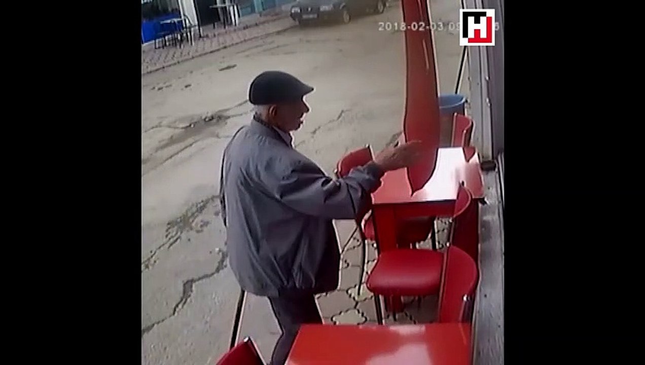 Bayrağı öpüp karşısında selam durdu
