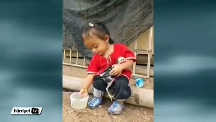 Civcivi yıkayan şefkatli minik