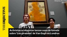 Activistas ecologistas lanzan sopa de tomate sobre 'Los girasoles' de Van Gogh en Londres