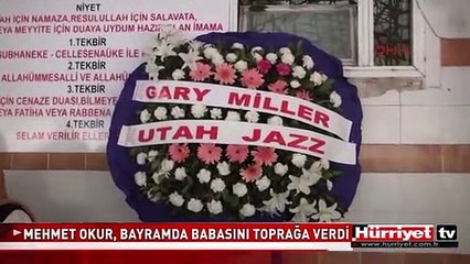 MEHMET OKUR, BAYRAMDA BABASINI TOPRAĞA VERDİ