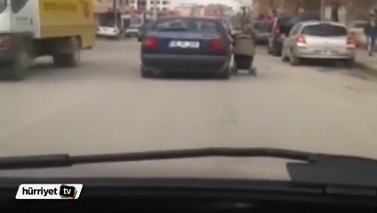 Seyir halindeki otomobil bebek arabasıyla trafiğe girdi