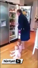 Bu bebekler buzdolabının kapağı açılınca kontrolden çıkıyor