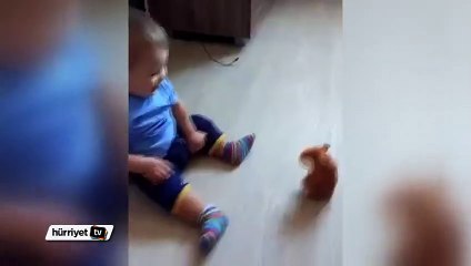 Sevimli bebeğin oyuncağıyla imtihanı