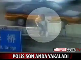 POLİS, KADIN VE BEBEĞİNİ SON ANDA YAKALADI