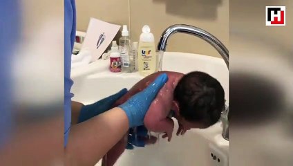 Sevgi dolu ellerde ilk banyo deneyimi