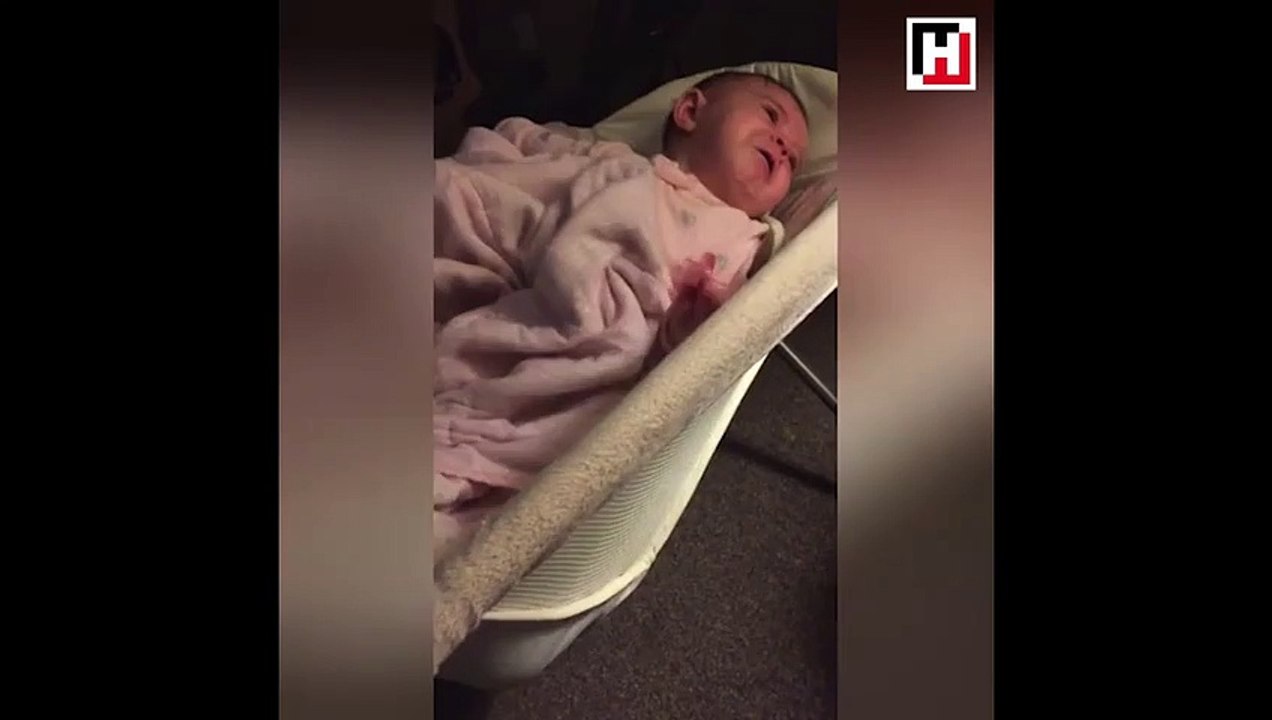 Kamerayı görünce ağlamayı bırakan sevimli bebek!