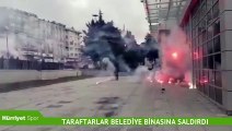 Taraftarlar belediye binasına saldırdı