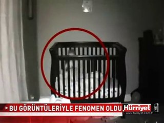 DÜNYA BU BEBEĞİN BEŞİKTE YAPTIĞINI KONUŞUYOR