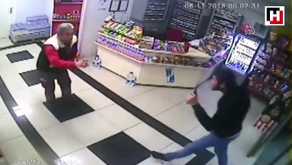 Veresiye yakıt istedi, kendilerini uyaran görevliyi bıçaklayıp kaçtı