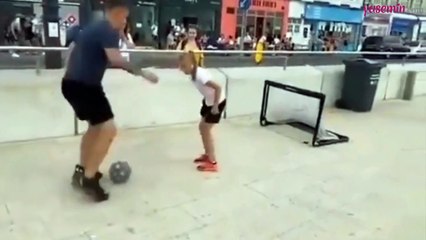 Bu kız çocuğunun futbol taktiği şoke etti!