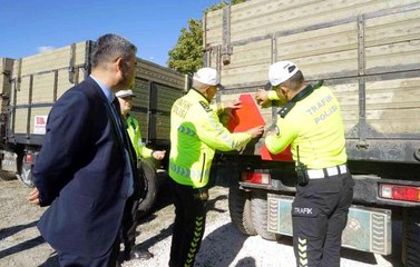 Traktörlerin karıştığı kazaları önlemek için çiftçilere reflektör dağıtıldı