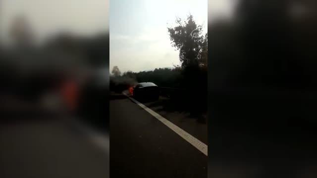 Seyir halinde yanan otomobil kullanılamaz hale geldi