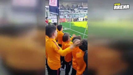 Galatasaray U10 takımından Fenerbahçe U9 takımına destek