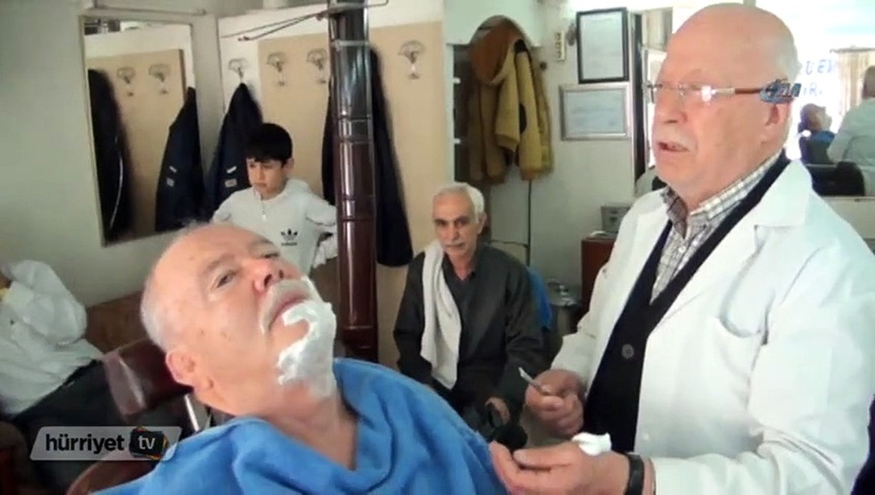 Hem tıraş ediyor hem de müşterilerine kaside okuyor
