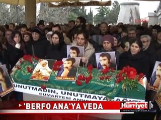 BERFO ANANIN TABUTUNU KADINLAR OMUZLADI