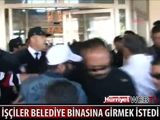 KKTC'DE İŞÇİLER BELEDİYE BİNASINI BASTI