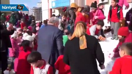 Torosların eteğinden öğrenciler için okula kar getirildi